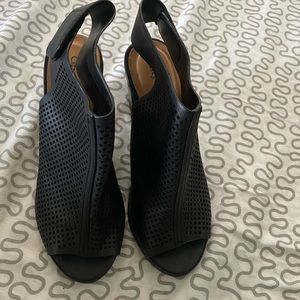 Women open toe shoe